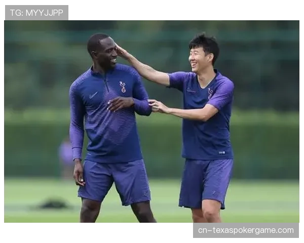 特写:伤愈复出的南特老将穆萨-西索科,赛后向主队看台鼓掌致意 特写:伤愈复出的南特老将穆萨-西索科,赛后向主队看台鼓掌致意